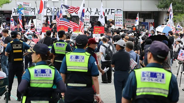 잠실 개표소 시위 중 경찰에 욕설한 20대 3명 검찰 송치

서울 송파경찰서는 특수공무집행방해 혐의로 20대 남성 3명을 어제 검찰에 송치했다고