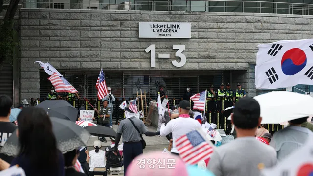 잠실 개표소 시위 중 경찰 향해 욕한 3명···‘특수공무집행방해’ 검...

서울 올림픽공원 핸드볼경기장 개표소 시위 현장에서 경찰에게 욕을 하