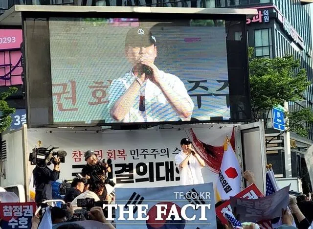 국민의힘, 대구 반월당에서 '참정권 수호' 장외집회 열어

장동혁 대표 투표율 조작, 부정선거 세상 밖으로 끌어내 폭염경보 속 1000여 명 운