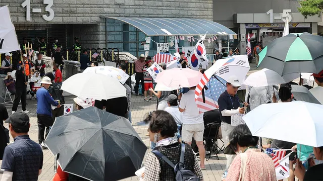 '잠실 개표소 시위 중 경찰에 욕설' 20대 3명 검찰 송치

서울 올림픽공원 핸드볼경기장 개표소 시위 현장에서 경찰에게 욕을 하고 길을 막은 