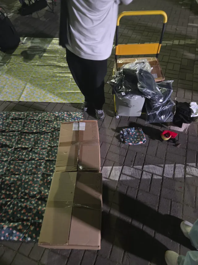 티셔츠 사장님.오셔서 여기서 나눠드리고 있어요!