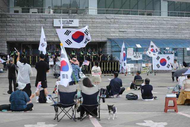 ‘잠실 개표소 시위’서 경찰에 욕설한 20대 남성 3명 구속

서울 올림픽공원 핸드볼경기장 개표소 시위 현장에서 경찰에게 욕을 하고 길을 막은 