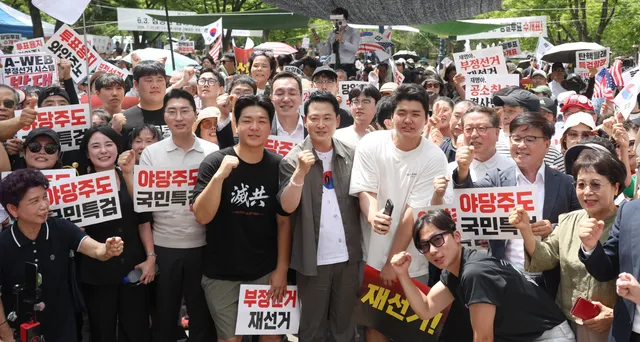 "특검은 국민이 결정"…장동혁, 폭염에도 대구서 선관위 개혁 촉구

35도를 웃도는 폭염 속에서도 장동혁 국민의힘 대표가 25일 대구를 찾아 “