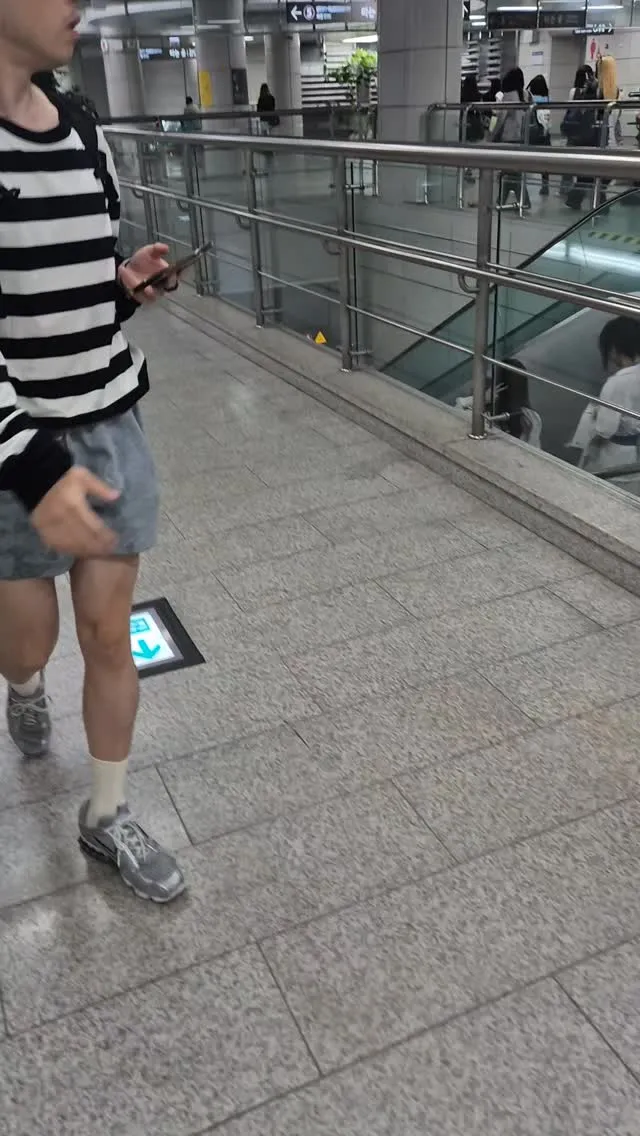 지금 잠실 도착했는데 올림픽공원역 밖부터 안까지 전부 중국인이네요 뭔가요?