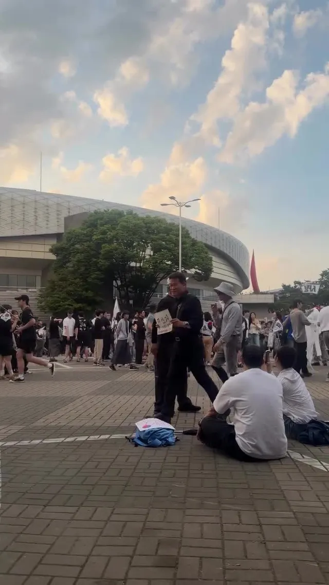 고거 쫌 힘들다고 지쳐 앉아있는데
전한길선생님 몇 날 며칠을 해맑게 웃으면서 지나가신다

앉아 있을 수가 없더라