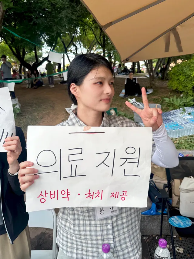 점심부터 저녁까지 잠실 집회에서 의료지원 봉사하고 갑니다.
다들 자리 지키시느라 몸 안좋은데도 못 움직이시는 것 같아
오후 내내 약 가방, 구급