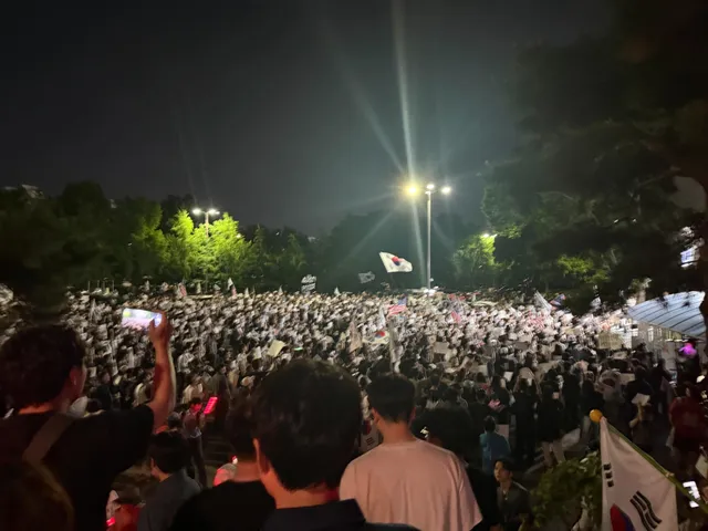 야근하고 판교에서 편도 1.5시간길을 달려왔다
당연히 주말만큼은 아니지만 사람이 굉장히 많았다
어제는 재선거만 외쳤다면 오늘은 1-3 출입구 앞