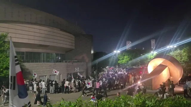 4일차
사람수는 1일차하고 제일 비슷하고요

구호는 애국가
부정선거 재선거
당일추표 수개표
이거 3개입니다

구호소리가 훨씬 커지긴 했는데
모두
