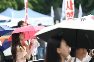 [포토] 양산 쓴 참정권 집회 참가자들

[천지일보=남승우 기자] 전국 대부분 지역에 폭염이 이어지고 있는 26일 서울 송파구 올림픽공원에서 열