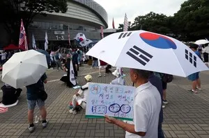 [포토] '양산 쓰고 재선거 촉구'

[천지일보=남승우 기자] 전국 대부분 지역에 폭염이 이어지고 있는 26일 서울 송파구 올림픽공원에서 열린 