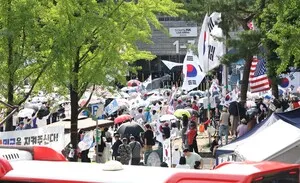 [포토] 폭염 속 재선거 촉구

[천지일보=남승우 기자] 전국 대부분 지역에 폭염이 이어지고 있는 26일 서울 송파구 올림픽공원에서 열린 참정권