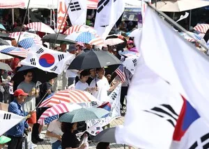 [포토] 폭염 속 재선거 촉구하는 시민들

[천지일보=남승우 기자] 전국 대부분 지역에 폭염이 이어지고 있는 26일 서울 송파구 올림픽공원에서 