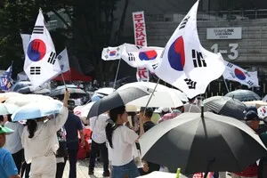[포토] 양산 쓰고 재선거 촉구하는 시민들

[천지일보=남승우 기자] 전국 대부분 지역에 폭염이 이어지고 있는 26일 서울 송파구 올림픽공원에서