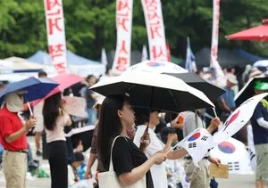 [포토] 폭염에 이어지는 참정권 집회

[천지일보=남승우 기자] 전국 대부분 지역에 폭염이 이어지고 있는 26일 서울 송파구 올림픽공원에서 열린