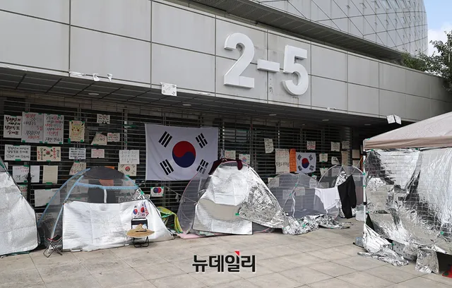 "선거 과정 의문 남겨선 안 돼 … 책임 소재 끝까지 밝혀야" [52일째 잠실...

"60대 나이에 50일 가까이 밖에서 자며 집회를 이어가는