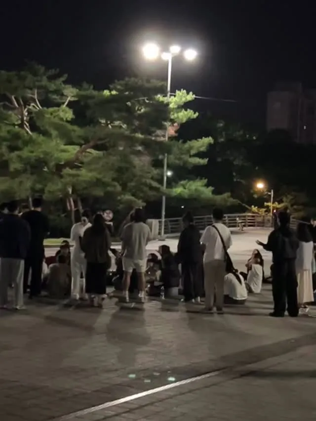 부정선거를 외치러 갔는데 찬양부르고 잠깐 기도도 했어요 하나님 우리나라 지켜주세요 새벽 2시가 넘었던거 같은데... 정말 같은 크리스찬이지만 �