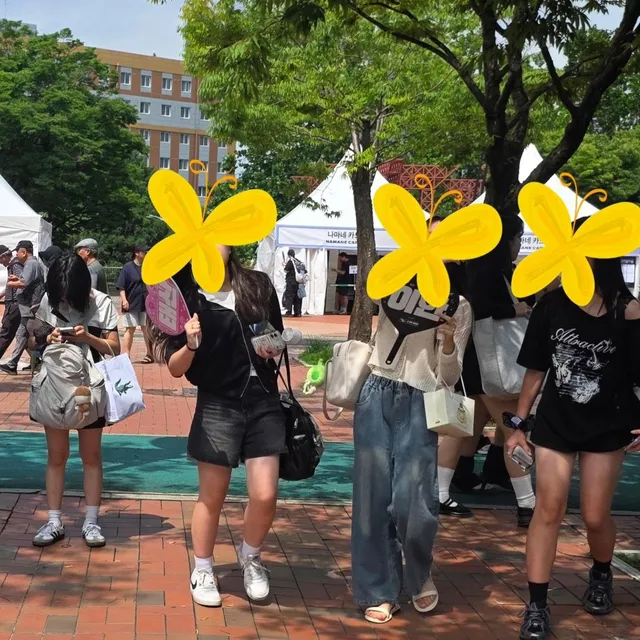 꼬멩이들과 올공 감. 보넥도콘서트 ...
올공체조경기장 델다주고 밥먹이고~~콘서트 들여보내고
엄마는 핸드볼경기장 고고
너희가 자유민주주의 안에서