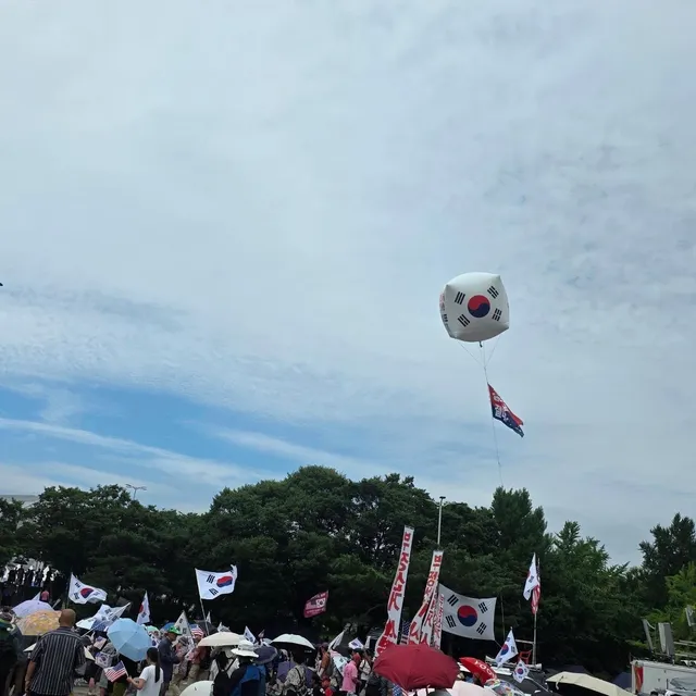 꼬멩이들과 올공 감. 보넥도콘서트 ...
올공체조경기장 델다주고 밥먹이고~~콘서트 들여보내고
엄마는 핸드볼경기장 고고
너희가 자유민주주의 안에서