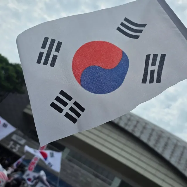 꼬멩이들과 올공 감. 보넥도콘서트 ...
올공체조경기장 델다주고 밥먹이고~~콘서트 들여보내고
엄마는 핸드볼경기장 고고
너희가 자유민주주의 안에서