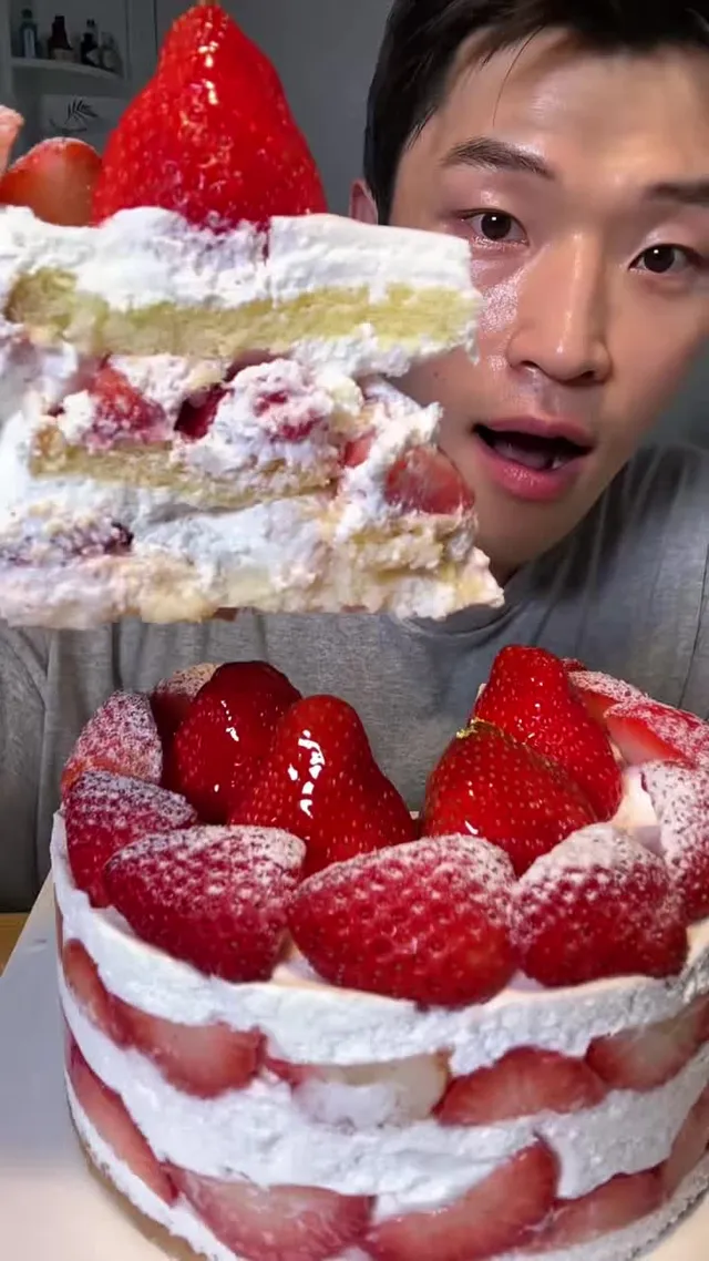 오랜만에 딸기케이크 🍓🎂 딸기 양 엄청나고 100% 동물성 생크림이라  고소하고 부드러운 시트 조합은 진짜 최고...👍 딸기철이 아니라 조