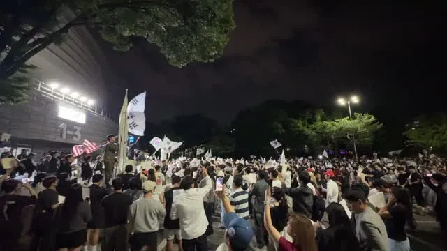 모두 자신만의 재능으로
평화롭게 싸우고 있습니다.

누군가는 악기를 연주하고
누군가는 과외를 해주고
누군가는 봉사를 하고
누군가는 음식을 만들고