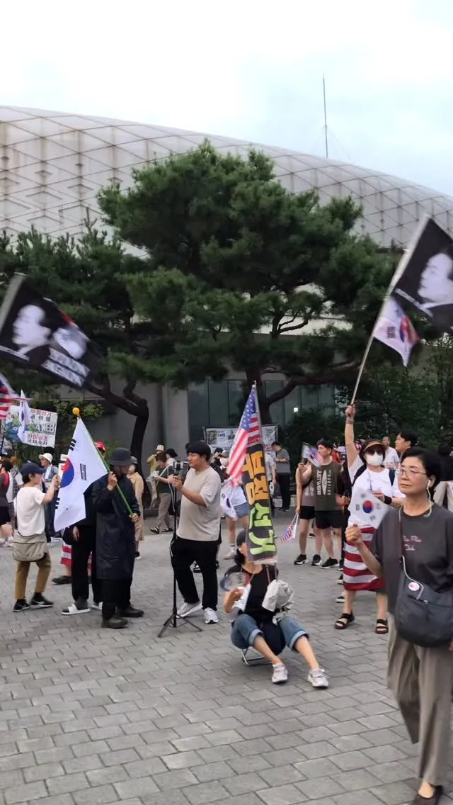 재선거 게시물 올리면 몰려오더니
흐린 눈 하면서 모른척할 줄 알았다.. 
이게 자혁 너희들의 모습이야.. 
일반인들 지나가는데 너희들이 하는 꼴