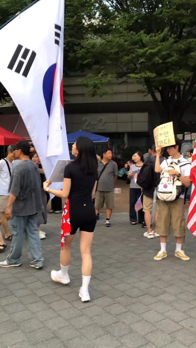 재선거 게시물 올리면 몰려오더니
흐린 눈 하면서 모른척할 줄 알았다.. 
이게 자혁 너희들의 모습이야.. 
일반인들 지나가는데 너희들이 하는 꼴
