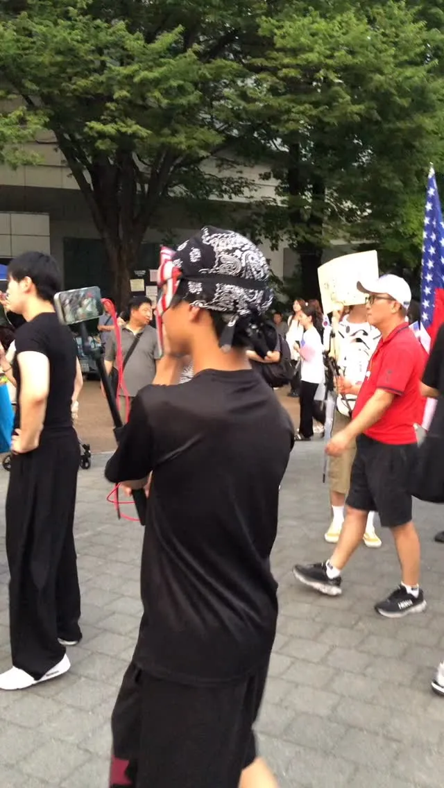 재선거 게시물 올리면 몰려오더니
흐린 눈 하면서 모른척할 줄 알았다.. 
이게 자혁 너희들의 모습이야.. 
일반인들 지나가는데 너희들이 하는 꼴