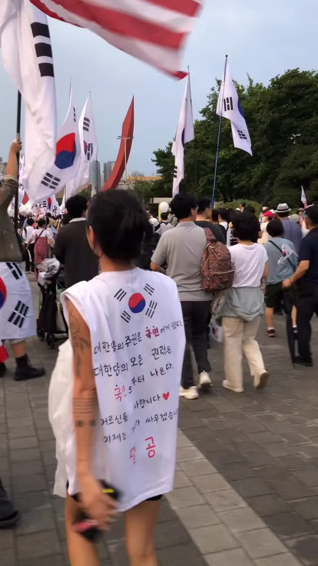 재선거 게시물 올리면 몰려오더니
흐린 눈 하면서 모른척할 줄 알았다.. 
이게 자혁 너희들의 모습이야.. 
일반인들 지나가는데 너희들이 하는 꼴