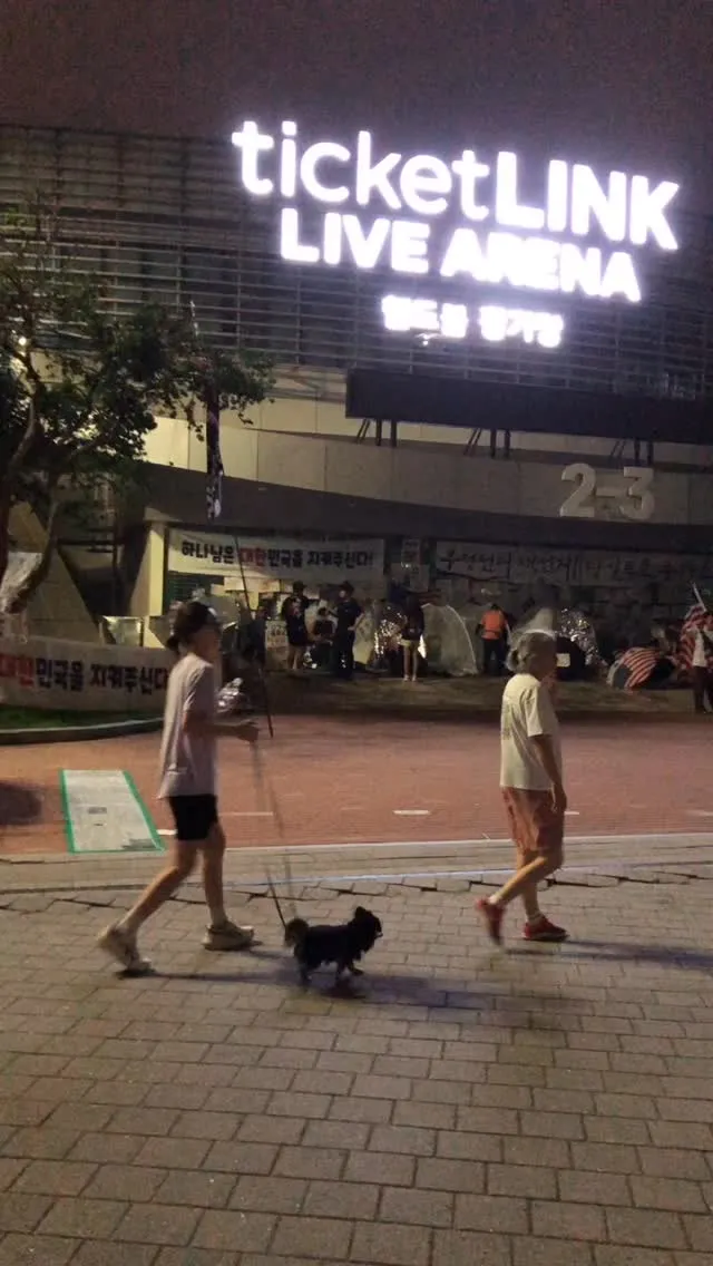 재선거 게시물 올리면 몰려오더니
흐린 눈 하면서 모른척할 줄 알았다.. 
이게 자혁 너희들의 모습이야.. 
일반인들 지나가는데 너희들이 하는 꼴