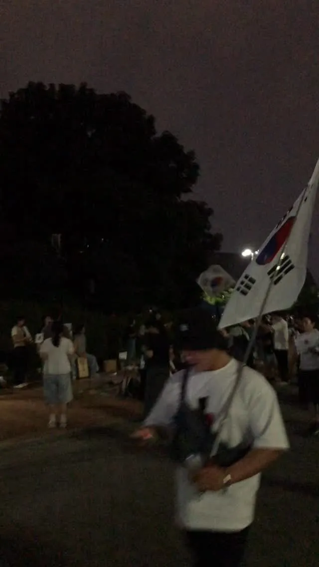 재선거 게시물 올리면 몰려오더니
흐린 눈 하면서 모른척할 줄 알았다.. 
이게 자혁 너희들의 모습이야.. 
일반인들 지나가는데 너희들이 하는 꼴