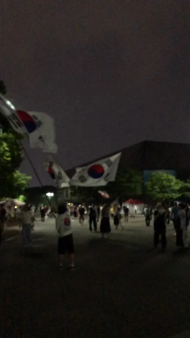 재선거 게시물 올리면 몰려오더니
흐린 눈 하면서 모른척할 줄 알았다.. 
이게 자혁 너희들의 모습이야.. 
일반인들 지나가는데 너희들이 하는 꼴