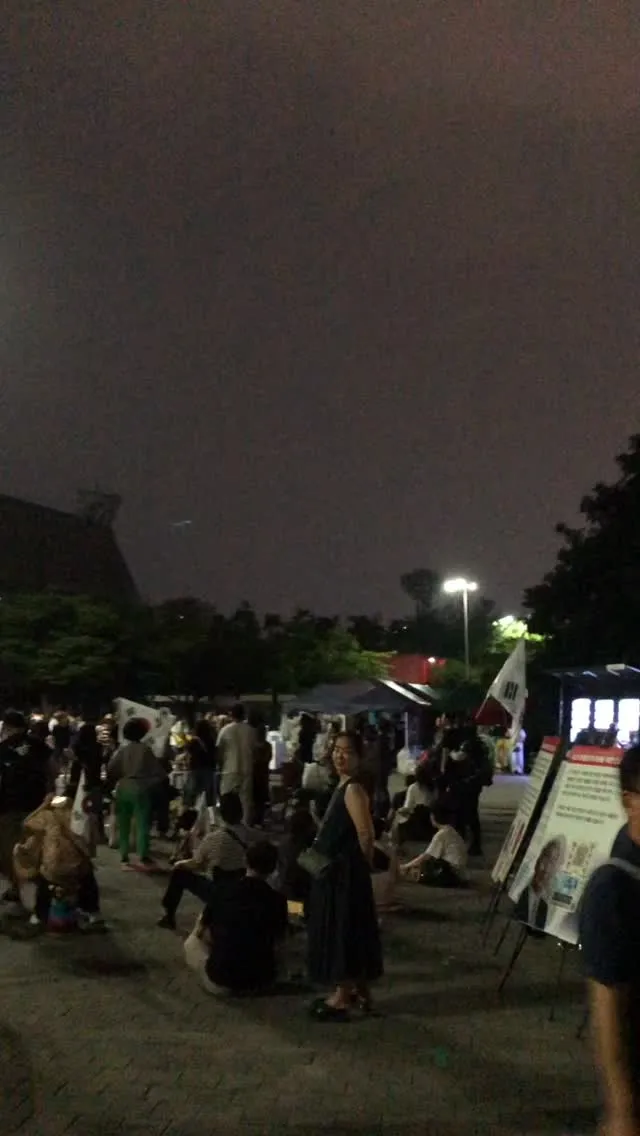재선거 게시물 올리면 몰려오더니
흐린 눈 하면서 모른척할 줄 알았다.. 
이게 자혁 너희들의 모습이야.. 
일반인들 지나가는데 너희들이 하는 꼴