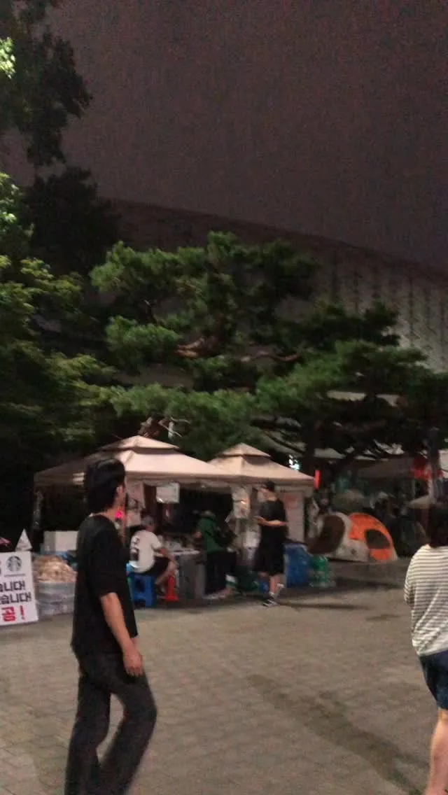 재선거 게시물 올리면 몰려오더니
흐린 눈 하면서 모른척할 줄 알았다.. 
이게 자혁 너희들의 모습이야.. 
일반인들 지나가는데 너희들이 하는 꼴