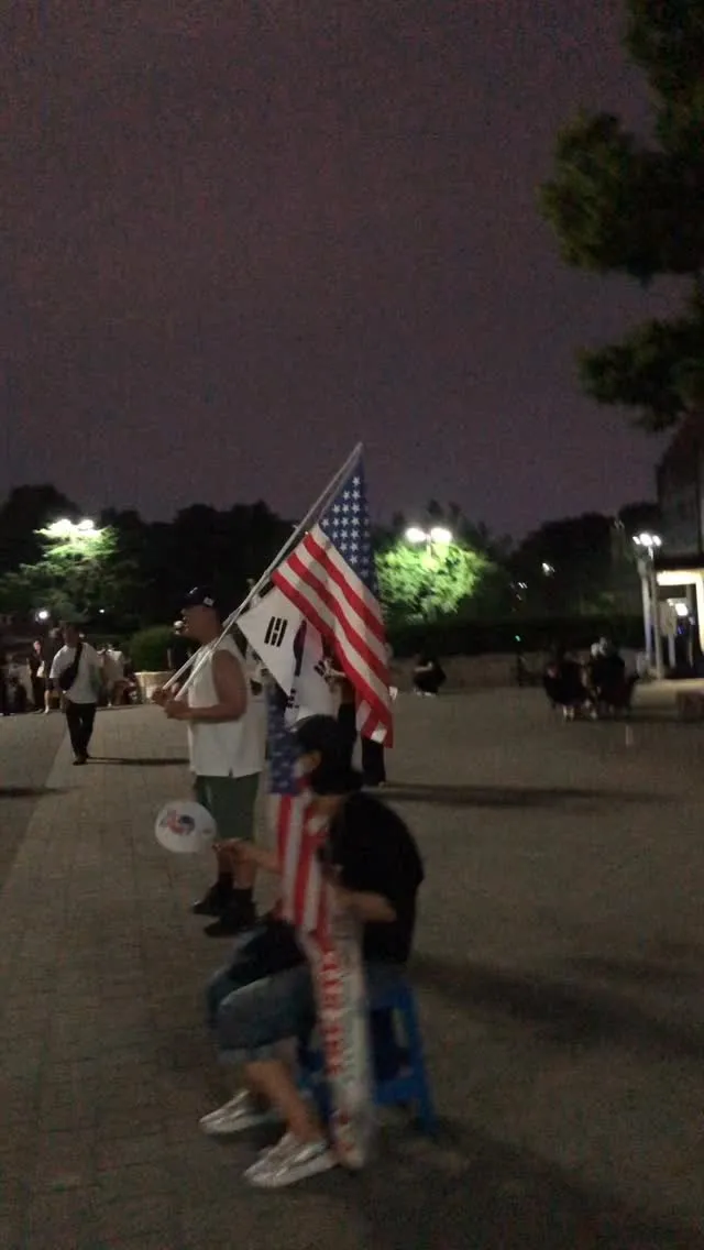 재선거 게시물 올리면 몰려오더니
흐린 눈 하면서 모른척할 줄 알았다.. 
이게 자혁 너희들의 모습이야.. 
일반인들 지나가는데 너희들이 하는 꼴