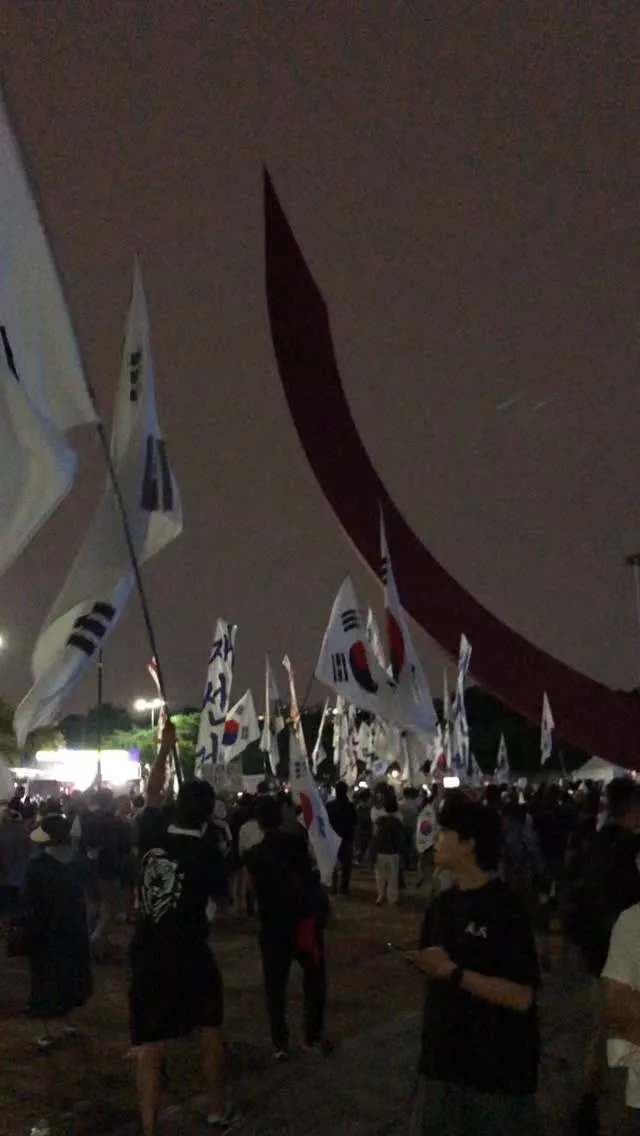 재선거 게시물 올리면 몰려오더니
흐린 눈 하면서 모른척할 줄 알았다.. 
이게 자혁 너희들의 모습이야.. 
일반인들 지나가는데 너희들이 하는 꼴