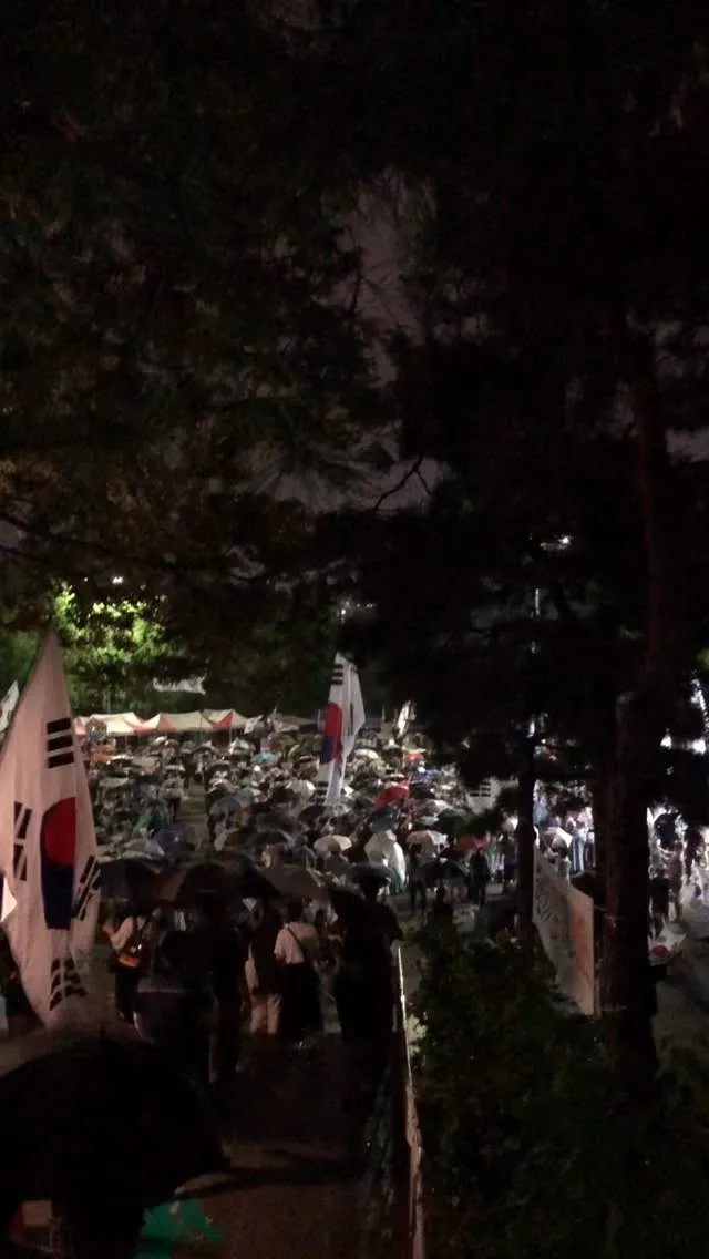 재선거 게시물 올리면 몰려오더니
흐린 눈 하면서 모른척할 줄 알았다.. 
이게 자혁 너희들의 모습이야.. 
일반인들 지나가는데 너희들이 하는 꼴