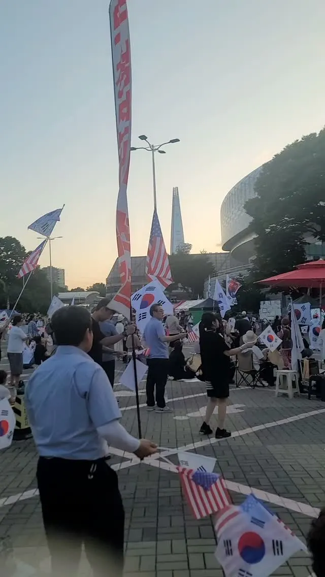 실시간 올공 상황입니다
더워서 그런지 해가 어두워 지면서 점점 더 
많아지고 있습니다