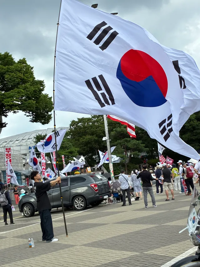 휴가마지막날
집으로 돌아오는길에 
여자친구랑 잠시라도
올공 지키고 왔습니다

어르신들이 낮에 지켜주시고 계셔서
너무 감사하네요
#잠실민주화운동