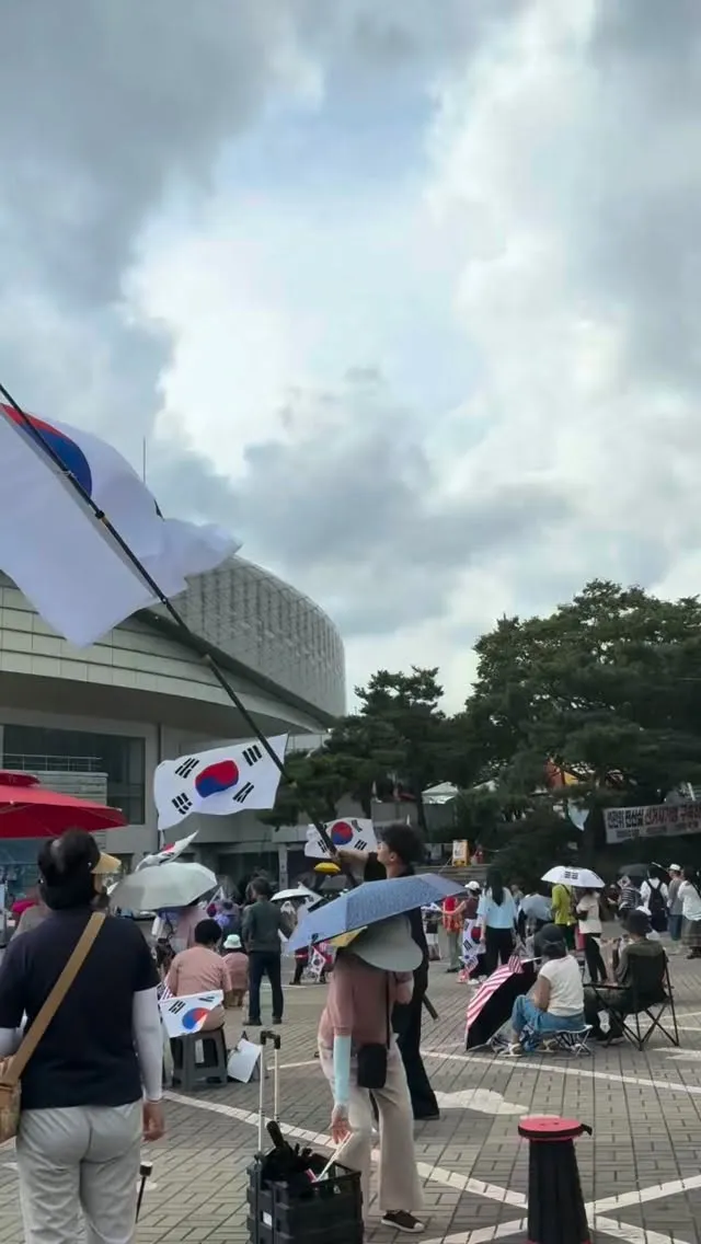 휴가마지막날
집으로 돌아오는길에 
여자친구랑 잠시라도
올공 지키고 왔습니다

어르신들이 낮에 지켜주시고 계셔서
너무 감사하네요
#잠실민주화운동