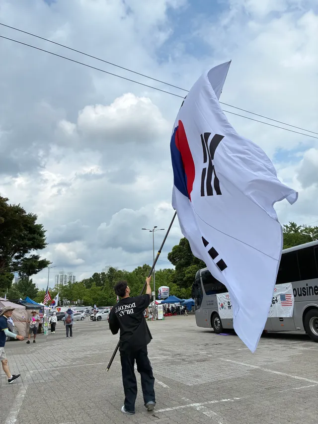 휴가마지막날
집으로 돌아오는길에 
여자친구랑 잠시라도
올공 지키고 왔습니다

어르신들이 낮에 지켜주시고 계셔서
너무 감사하네요
#잠실민주화운동