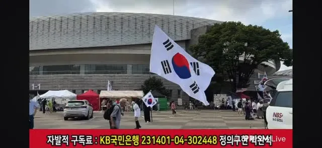 휴가마지막날
집으로 돌아오는길에 
여자친구랑 잠시라도
올공 지키고 왔습니다

어르신들이 낮에 지켜주시고 계셔서
너무 감사하네요
#잠실민주화운동