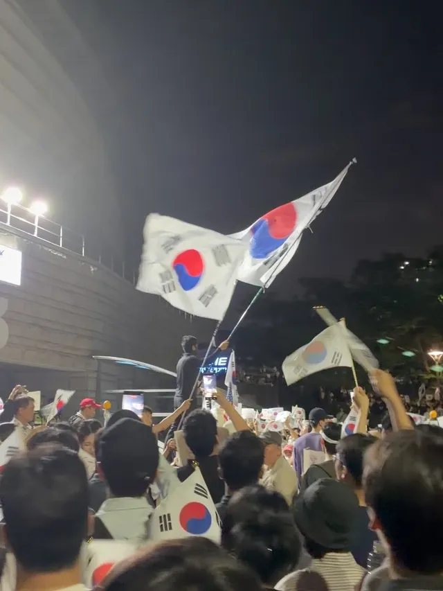 하루라도 젊은날에 

젊은날의 의무는 부패에 맞서는 것이다🇰🇷