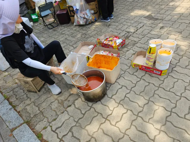 오늘 6월 8일 낮에 올공에 다녀왔는데
컵라면 먹은후 국물을 잘 처리하기 위해 지저분함을 무릅쓰고  체를 들고 
 계시는 자원봉사자 모습입니다 