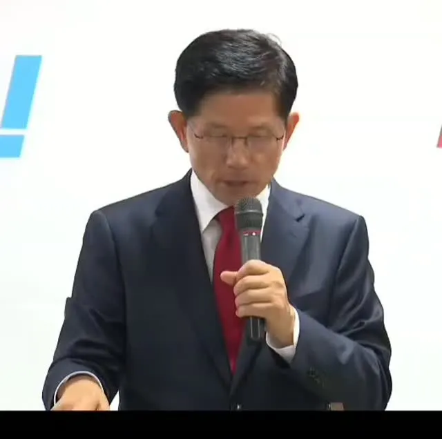 드디어 부정선거 증거 나왔고 
기적같이 주요 언론들이 다루어주기 시작해서
이제부터 제대로 싸우시겠다는데 
정작 선관위 공격할 기회가 오니까 
다