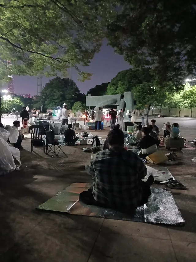 야간 밤샘 중입니다. 현재 2층에 사람이 없습니다. 2층으로도 와주시면 감사하겠습니다!