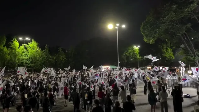 태극기의 물결이 시작됐다
2호 꺼내러 간다