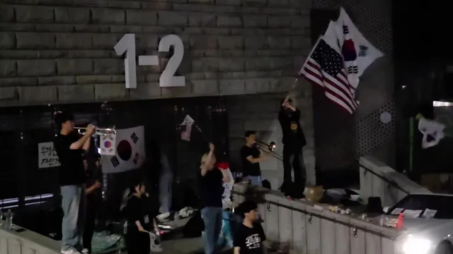 Patriotic artists at 잠실 민주화 운동

...