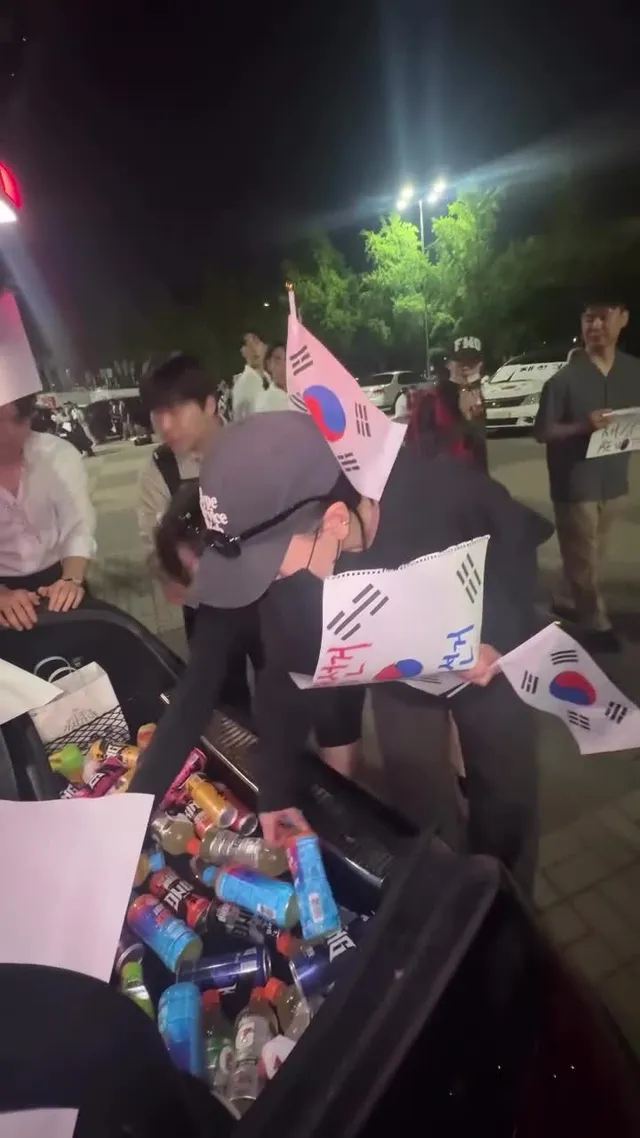 실시간 잠실 올림픽공원 1-1 앞에
벤츠가 음료, 빵, 김밥 나눠주고있음
개멋있다 ㄷㄷ