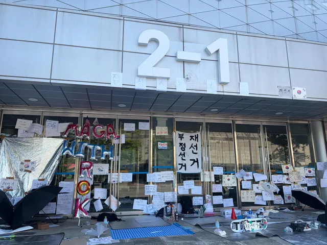 2-1 지원 와주세요 ㅠㅠ😭
7명밖에 없어요..
한길쌤 돌아다니고 계십니다
복면 경찰들이 등장 했다고 합니다
1-3은 사람 많으니 05시~10
